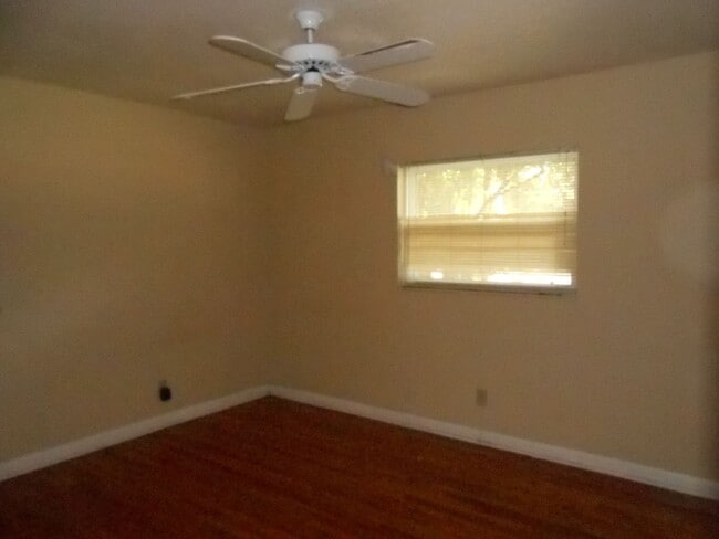 Building Photo - 1606 Airport Dr