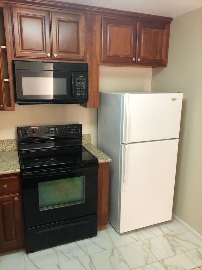 Building Photo - NICE 2ND STORY CONDO IN WOODSIDE SIERRA GA...