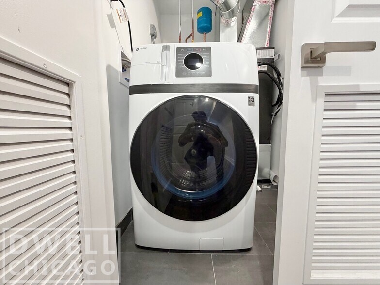 Building Photo - 1705 W Lunt Ave