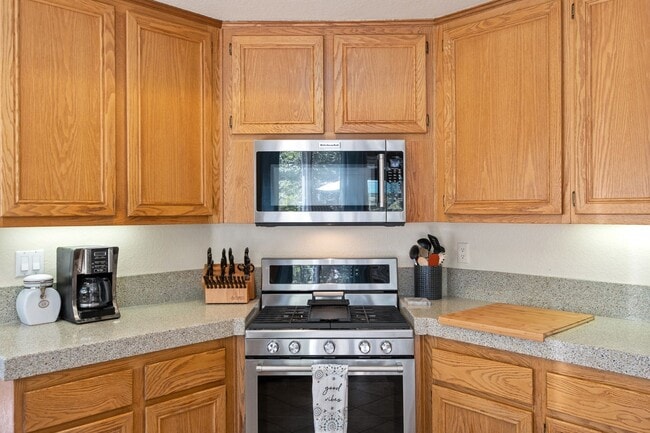 Building Photo - 22 Solitaire Ln