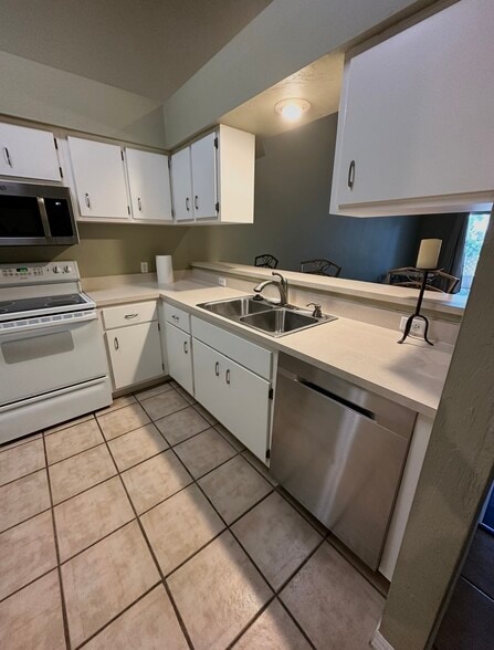 Building Photo - 4700 SW Archer Rd