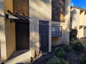 Building Photo - Charming 1 Bed, 1 Bath Lakewood Shores condo!