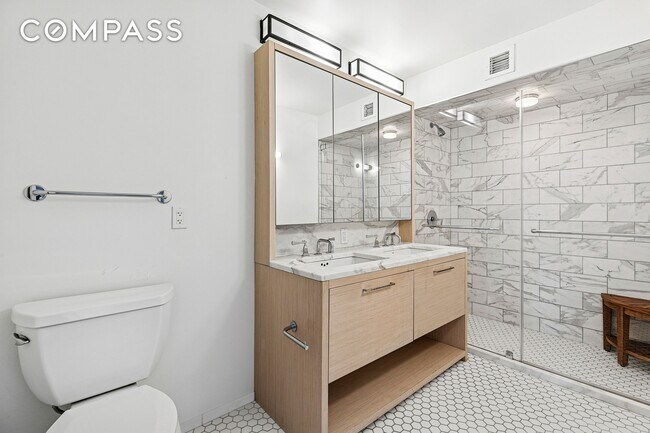 Building Photo - Sprawling UWS 4-Bedroom