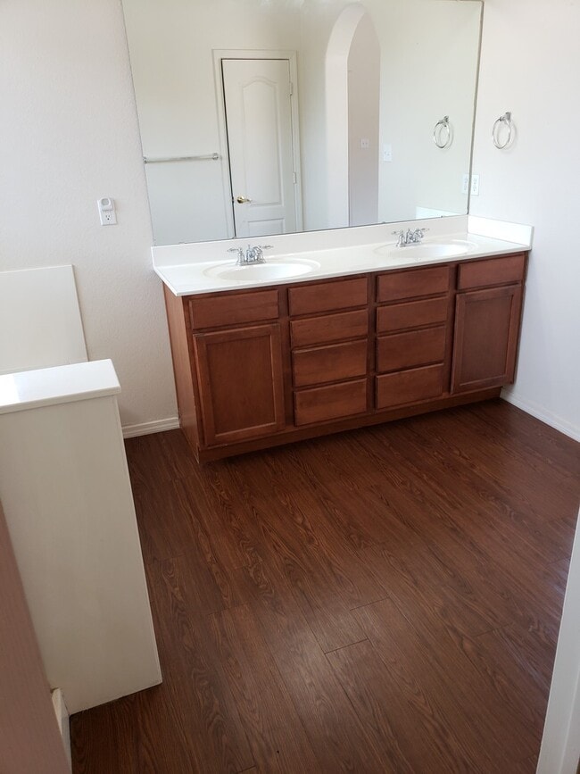 Building Photo - 3 bed 2 bath home in Huning Ranch