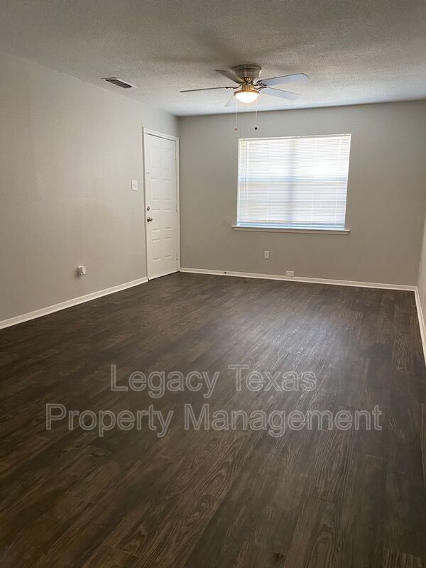 Building Photo - 1302 Berry Dr