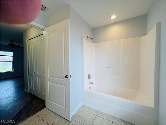 Building Photo - 313 NE 30th St