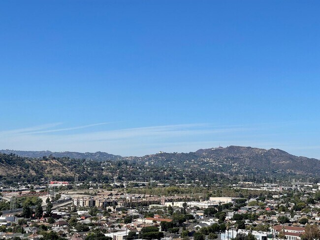 Building Photo - Gorgeous 5 Bed House - Amazing View!