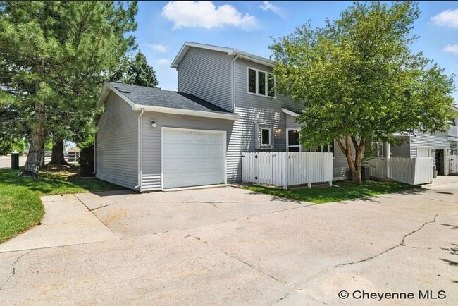 Building Photo - 3 BEDROOM, 2 BATHROOM TOWNHOME WITH 1 CAR ...