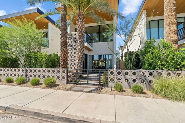 Building Photo - 6916 E 2nd St