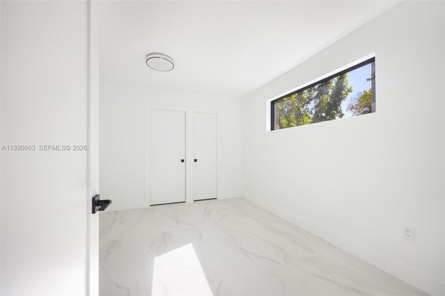 Building Photo - 3640 SW 13th St