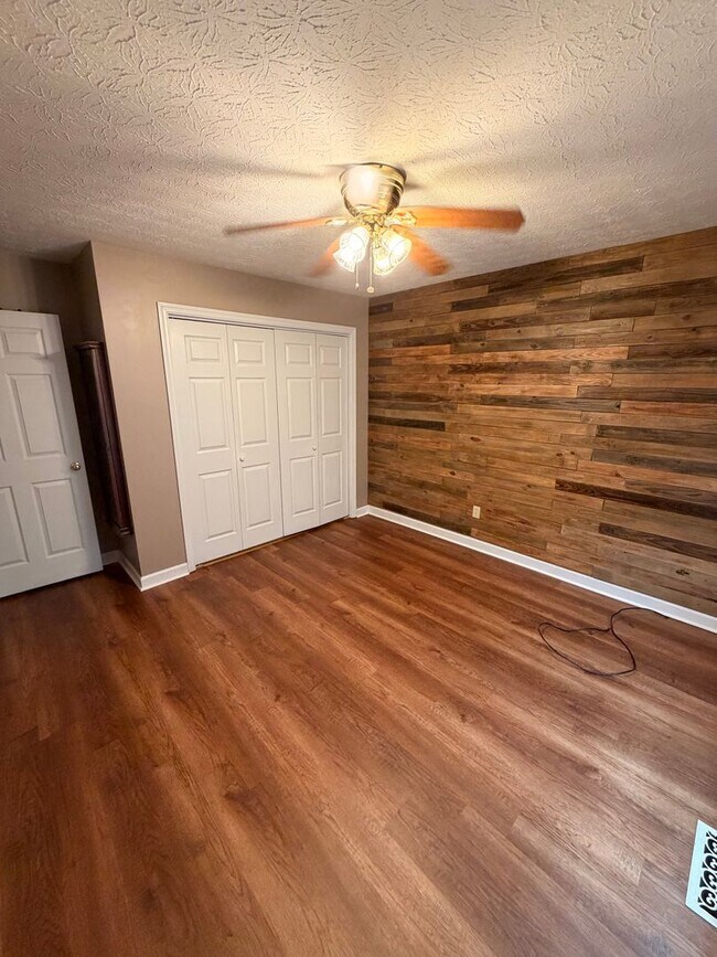 Building Photo - 3BR Home | Granite Kitchen | Fireplace | Deck | Fenced Yard