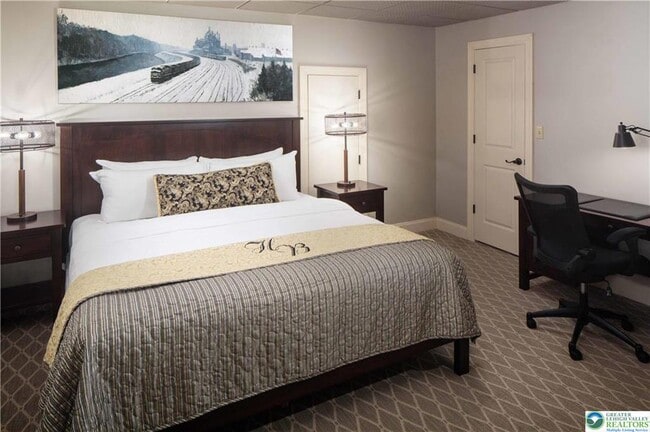 Building Photo - 462 Main St