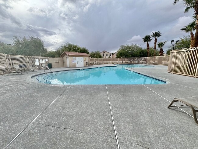 Building Photo - *** NEW YEARS WINTER WELOME DEAL!! $500 OFF FIRST MONTHS RENT IF MOVED IN 2 WEEKS!!*** COMFORTABL...