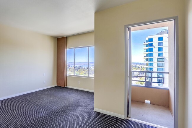 Building Photo - Amazing views from this gorgeous Bankers H...