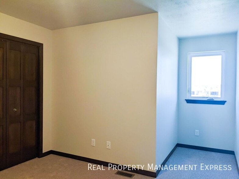 Building Photo - 3 Bedroom 2.5 Bathroom Townhome w/ Attached Garage