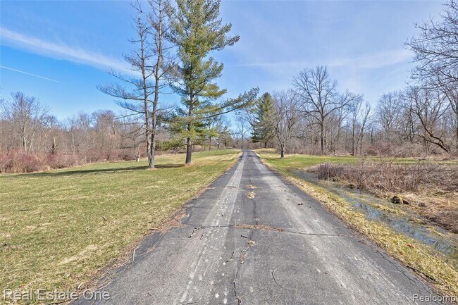 Building Photo - 5307 Metamora Rd
