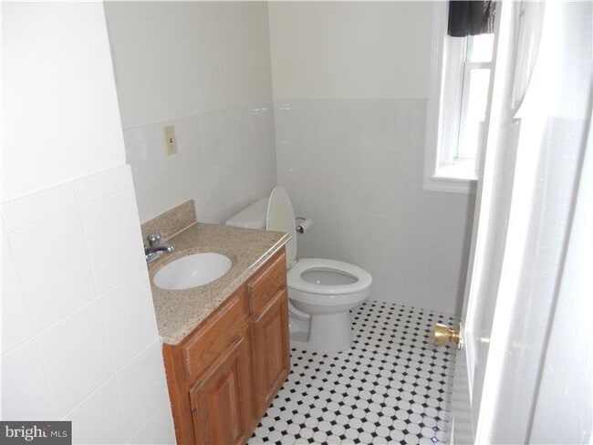 Building Photo - 108 Hillside Cir