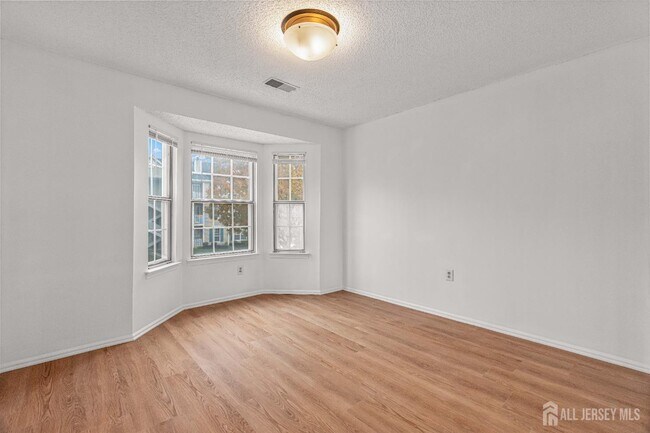 Building Photo - 115 Albury Way