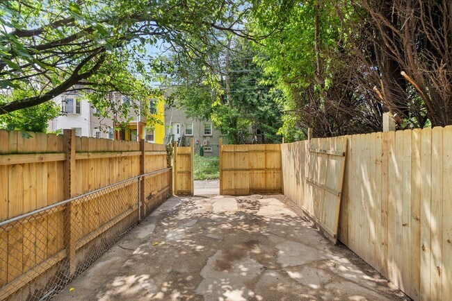 Building Photo - Beautiful 3 Bedroom 4 Bathroom East Baltim...