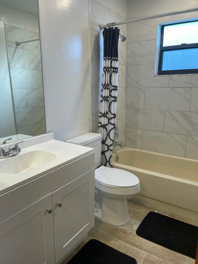 Building Photo - 4918 SE Salvatori Rd