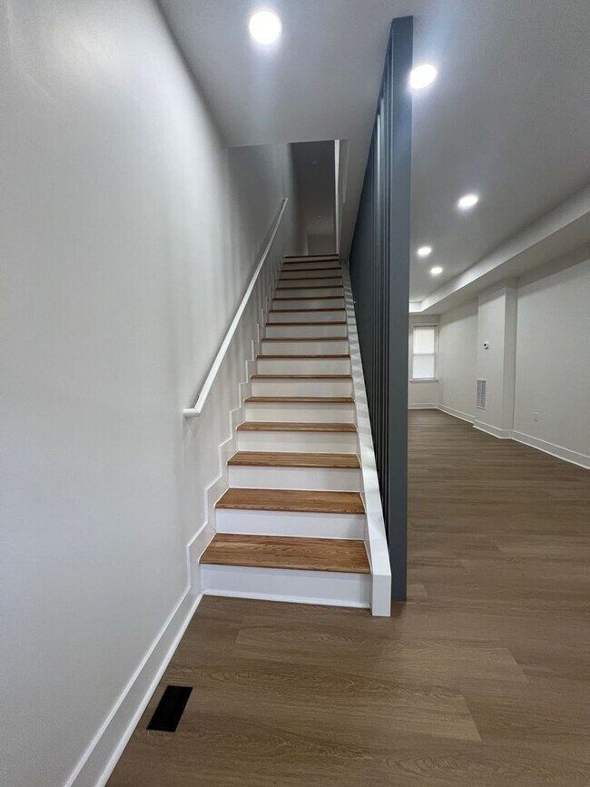 Building Photo - Charming 3 Bedroom 2 Bathroom Home