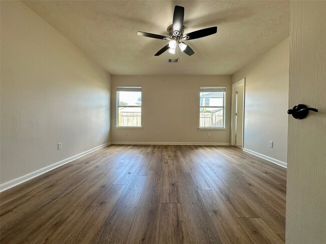 Building Photo - 20515 Hillsdale Park Dr