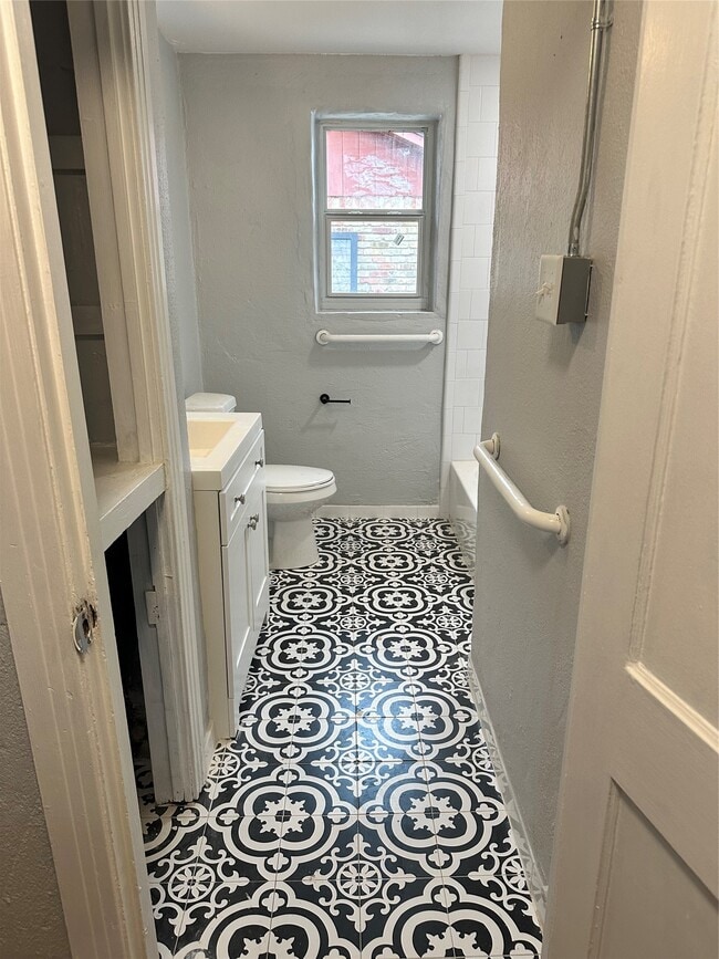 Building Photo - 912 W Cleveland St