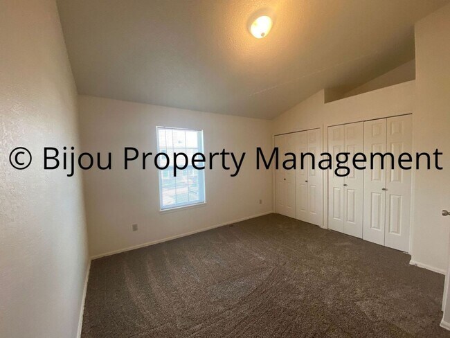 Building Photo - Gold Hill Townhome