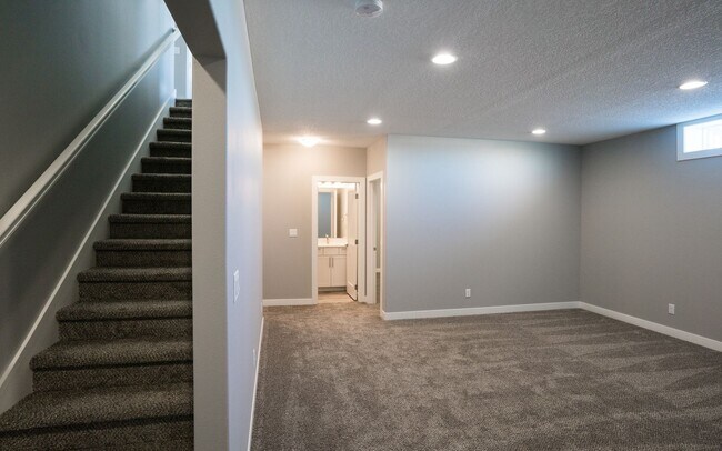 Building Photo - Beautiful 4 Bedroom Home! 3 Car Garage, NE...