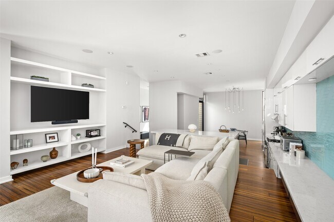 Building Photo - 2202 Whitney St