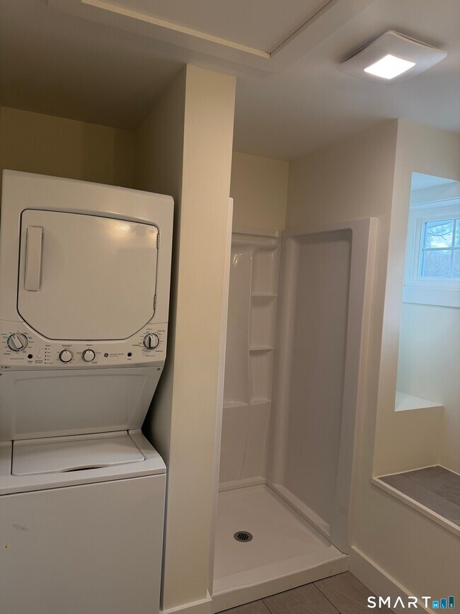 Building Photo - 424 Thrall Ave