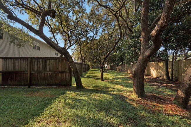 Building Photo - "Charming 2-Bed Townhouse Retreat with 2.5...