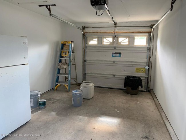 Building Photo - 5 Oneida Ave