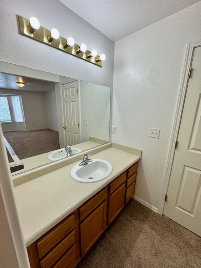 Building Photo - 3 Bedroom 2 Bath Centrally Located Condo