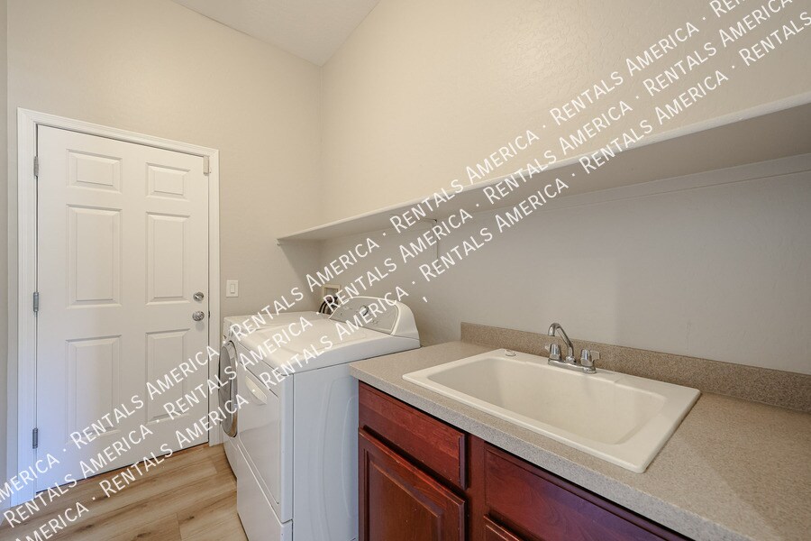 Building Photo - 18676 E Braeburn Ln