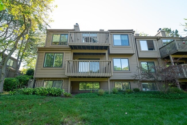 Building Photo - 656 Golf Ln