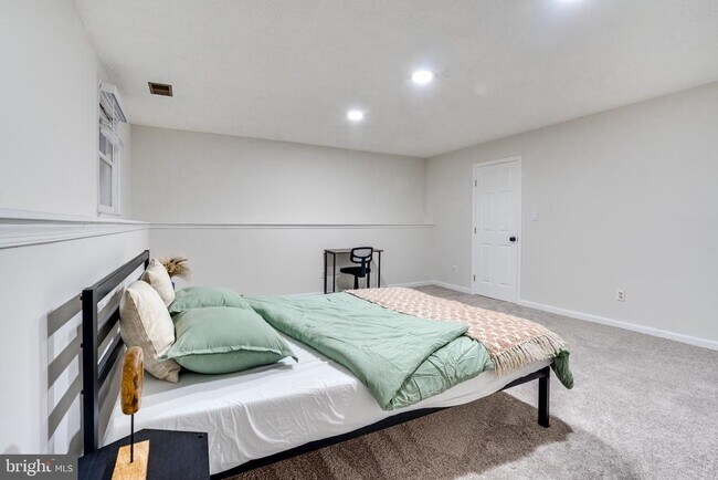 Building Photo - 3700 Roxbury Ln