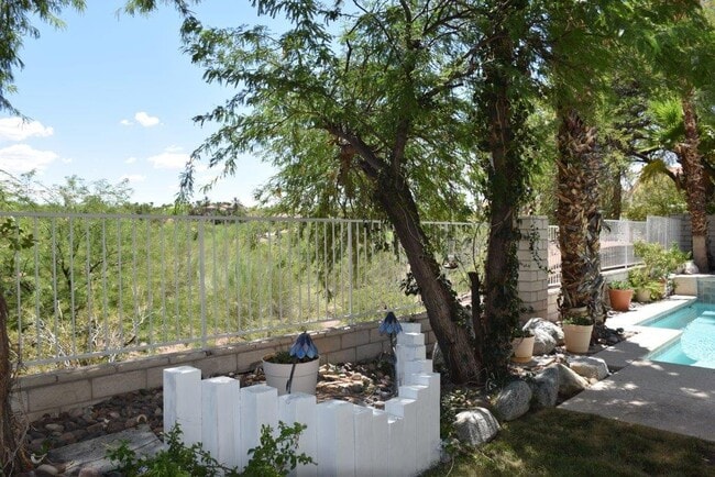 Building Photo - Gorgeous 4 bedroom single story home with ...
