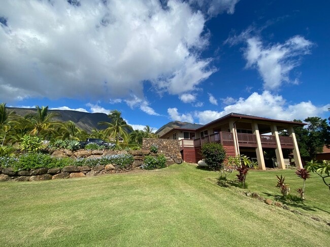 Building Photo - Stunning Launiupoko 2BR Rental – Ocean Vie...