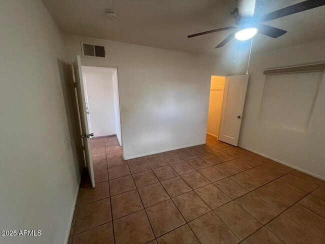 Building Photo - 526 S Mesa Dr