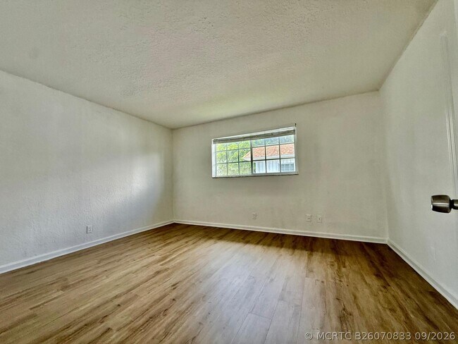 Building Photo - 1671 NE 33rd St