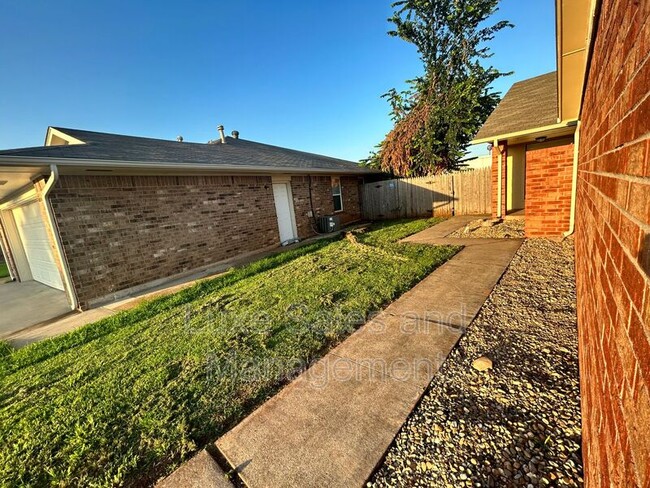 Building Photo - 1307 Summerton Pl