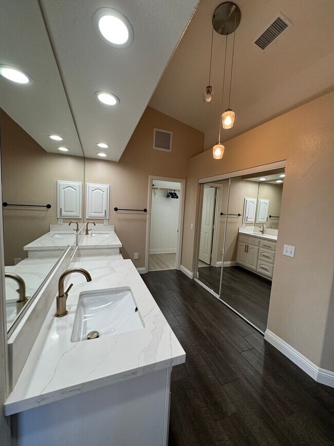 Building Photo - Luxury Skyline Ranch Home with Pool & Stunning Views