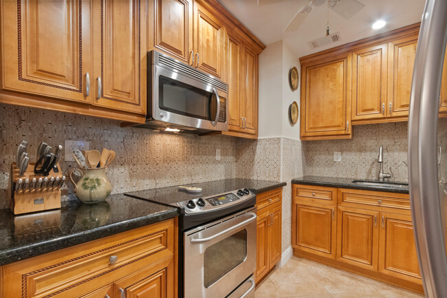 Building Photo - 1198 Hillsboro Mile