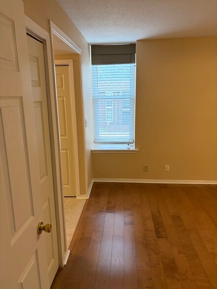 Building Photo - 6617 Poplar Ave