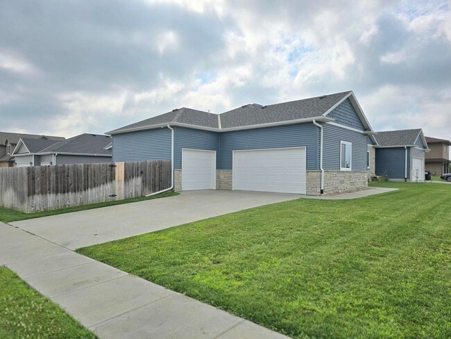 Building Photo - Luxury town home
