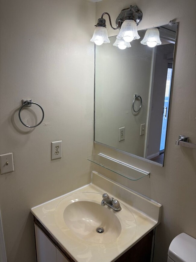 Building Photo - 4BR/2BA Near Virginia Tech | Bus Route, Laundry In-Unit