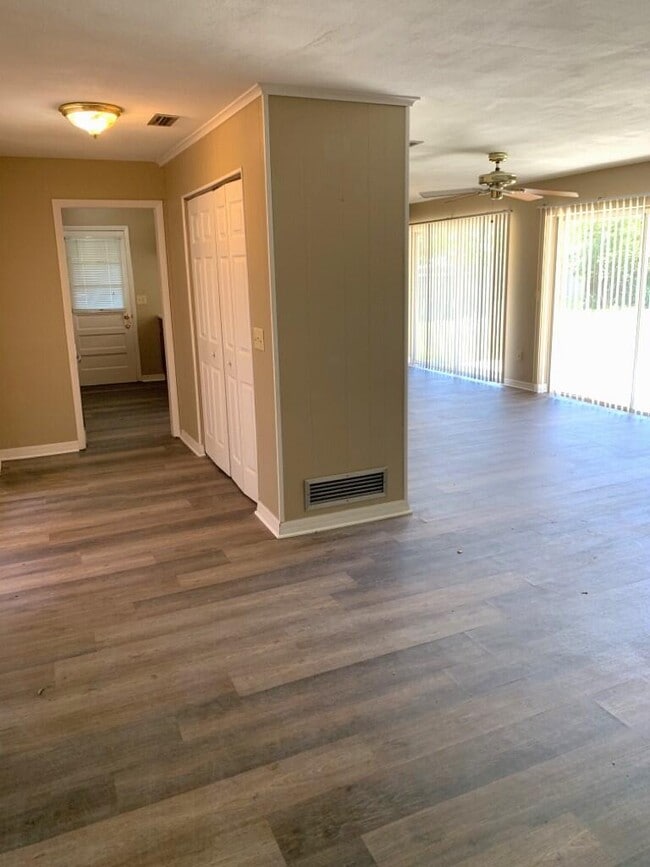 Building Photo - 935 Bolton Ln