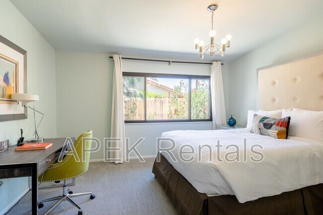 Building Photo - 2204 W Acacia Rd