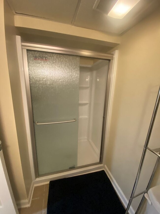 Building Photo - 4 Bedroom/ 2 Bathroom House in Dormont Available 7/1/2026